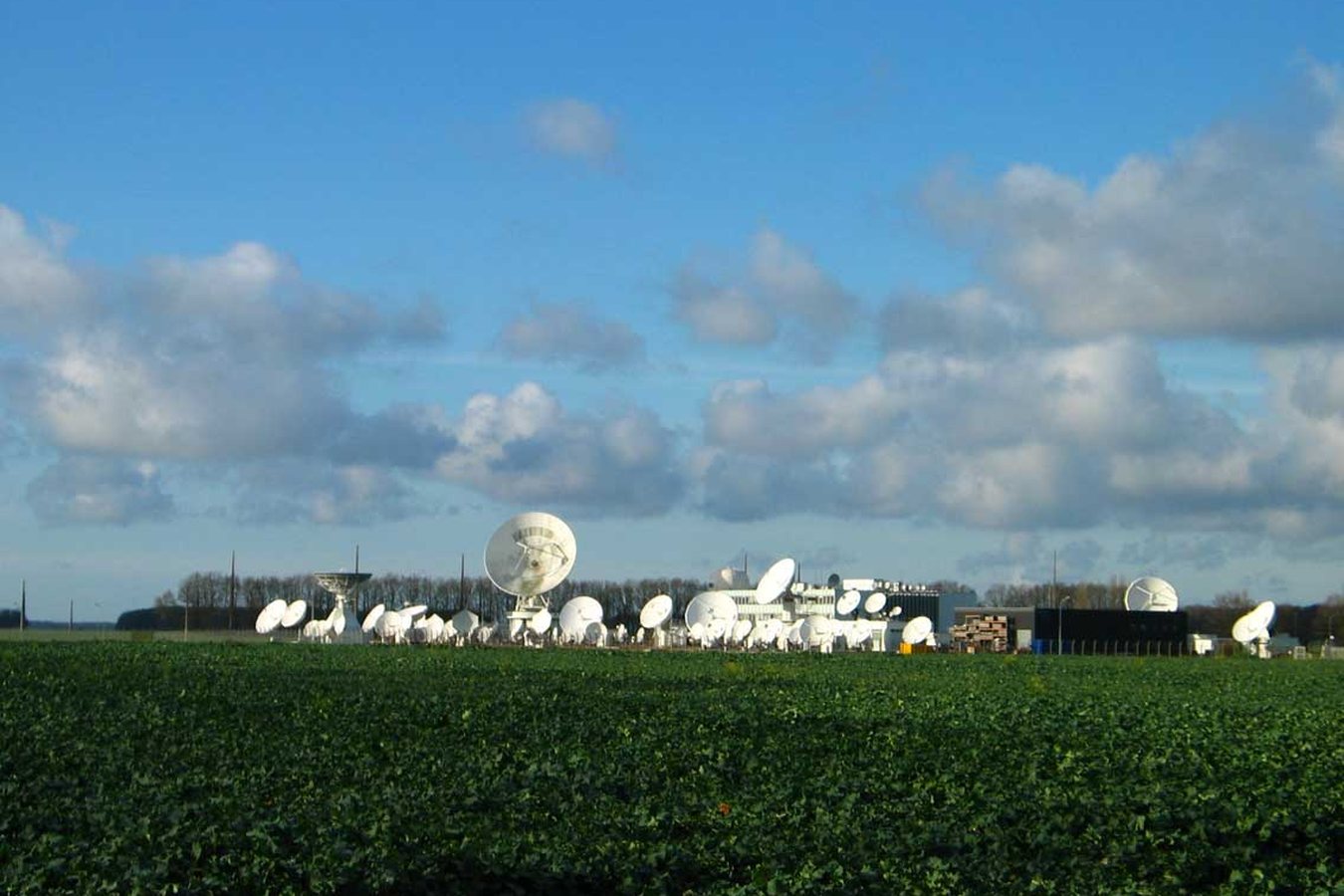 A multi-antenna satellite teleport site